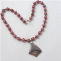 VP's Jewelry Pearl Necklace with Majestic stone Pendant