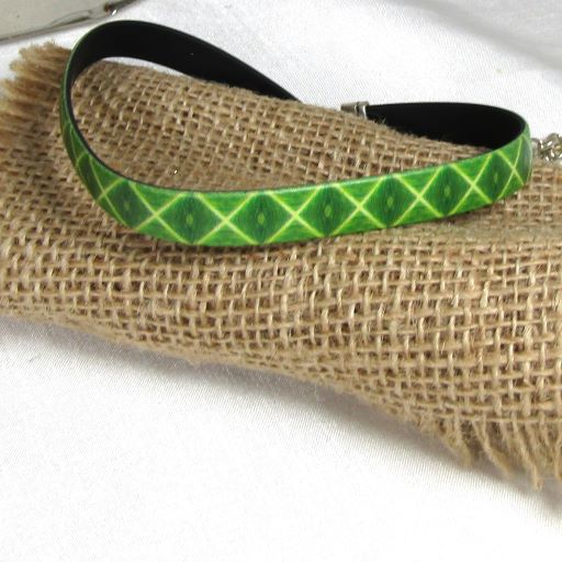 green rubber chocker
